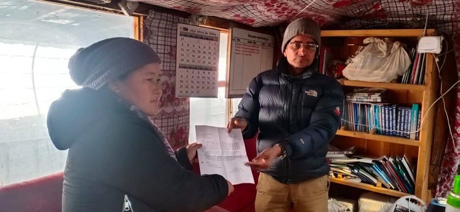 अखिल नेपाल महिला संघद्धारा जिल्ला प्रशासन कार्यालय हुम्लामा ज्ञापनपत्र पेश