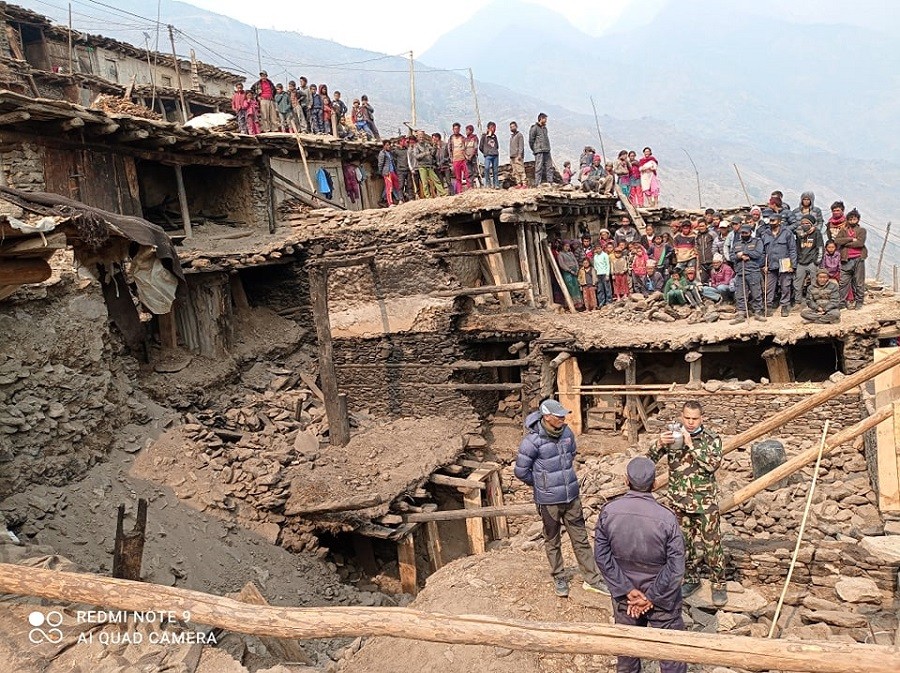 दुई घरको विचमा भेटिएको बम नेपाली सेनाको टोलिद्धारा डिस्पोज