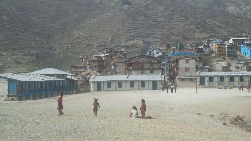 मनपरी कर्मचारी भर्नामा  गरेको भन्दै क्याम्पसमा तालाबन्दी