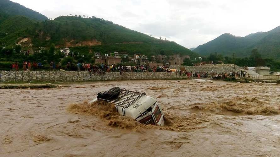 बनगाड खोलाको बाढीले माइक्रो बस बगायोः हाम फालेर यात्रु बाँच्न सफल