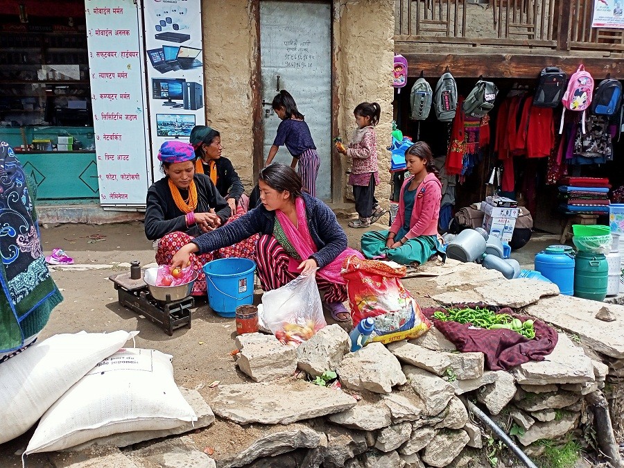 साउनपुर्णिमाको खर्च जोहो गर्न तरकारी विक्री