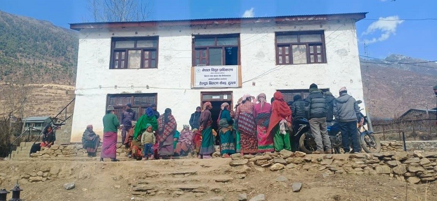 माग पुरा नभएको भन्दै स्थानीय महिलाद्धारा दोस्रो पटक विधुत कार्यालय घेराऊ