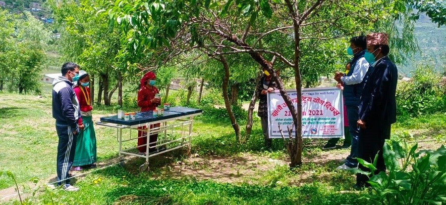 कोभिड–१९ संक्रमित र अग्रपङतिमा खटिएका कर्मचारीलाई आयुर्वेदिक औषधि वितरण