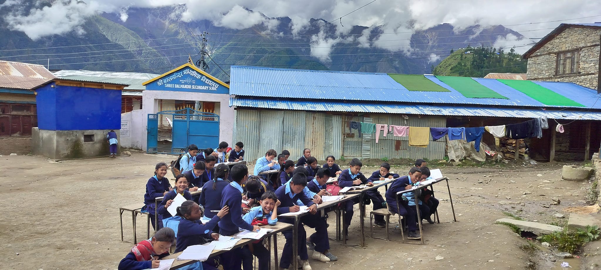 अविरल वर्षाले कक्षा कोठामा पानी पस्दा चौरमा पढ्दै बालमन्दिरका विद्यार्थी 