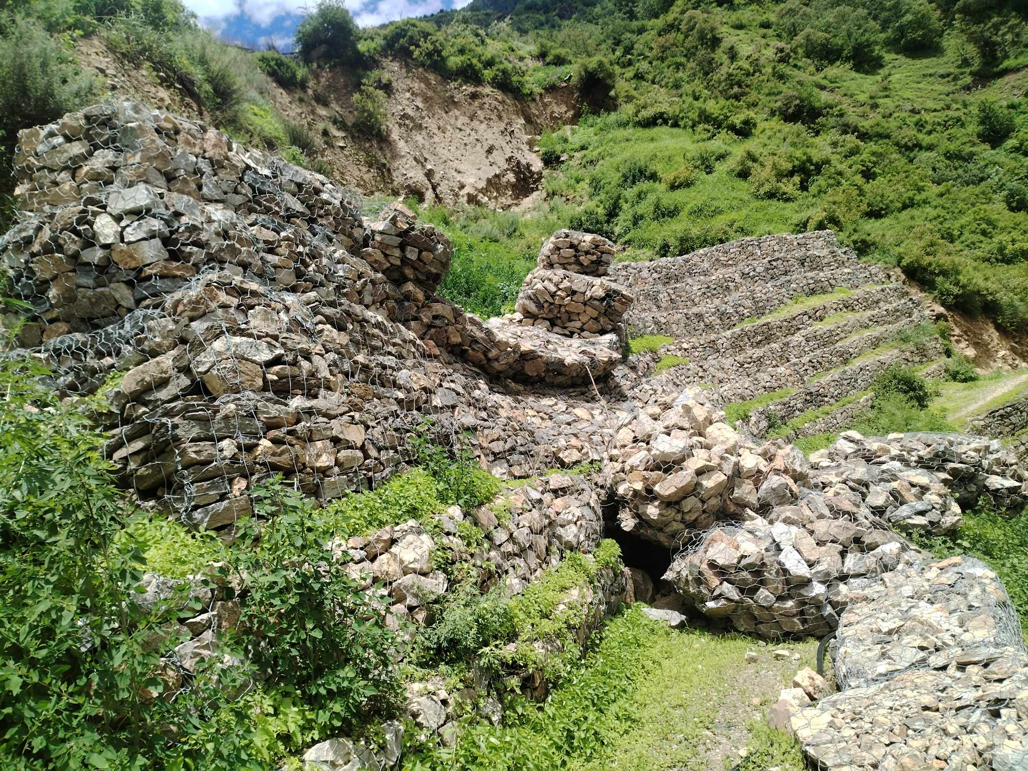 पहिरो नियन्त्रणका लागि निर्माण गरिएको ग्याबिन महिना दिन नपुग्दै भत्कियो