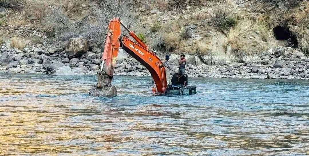 स्काभेटरसँगै कर्णाली नदीमा फसेकाहरूको सकुशल उद्धार